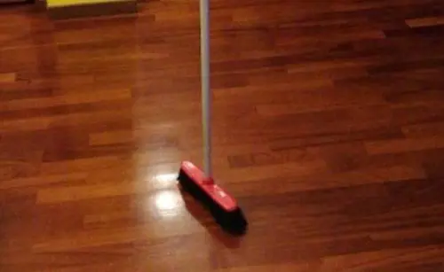 La Nasa spazza via la bufala social «Perché le scope stanno in piedi»