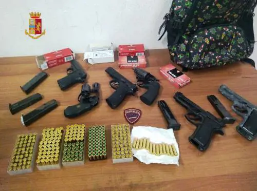 Dallo zaino abbandonato nell'aiuola spuntano sei pistole