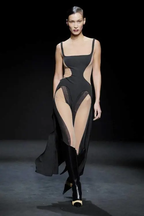 Bella Hadid sexy a Parigi