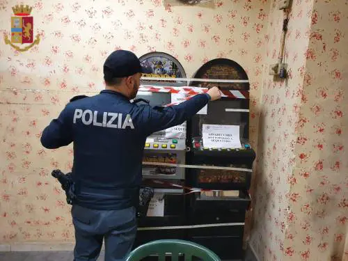 Slot machine abusive in un locale: 2 indagati