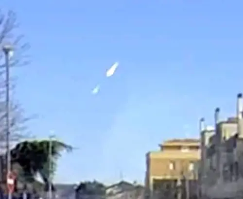 Meteorite sui cieli del Nord, enorme scia avvistata in pieno giorno