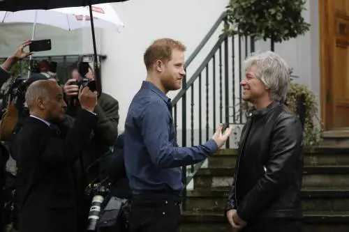 Londra, il principe Harry incontra Jon Bon Jovi