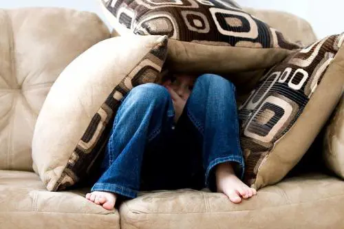 Padre dorme con la figlia e la violenta: la madre sa tutto