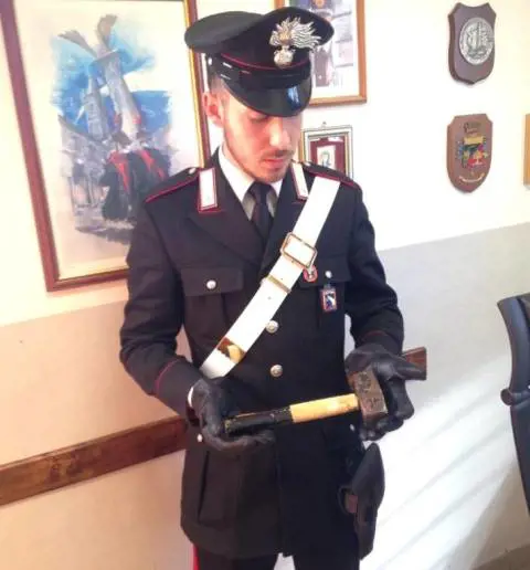 "Sei già stata sposata?" E il marocchino tenta di sfondarle il cranio