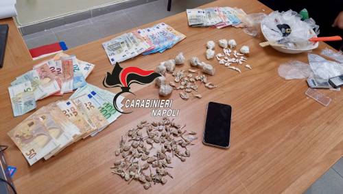 Nascondevano droga e denaro in casa: arrestate quattro persone a Scampia