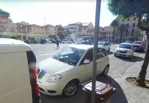 Genova, chiede aiuto ad 82enne e tenta di derubarlo: preso magrebino