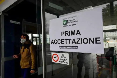 "Anziani non uscite di casa"