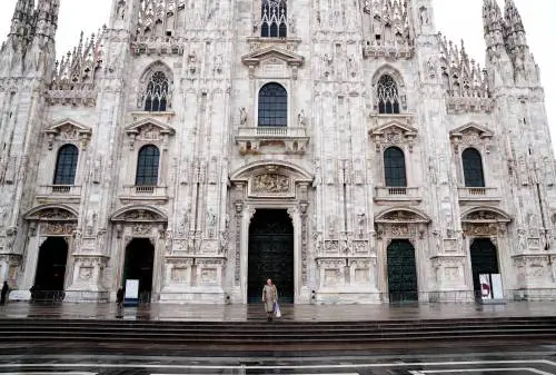 Scorte al supermercato prima del "coprifuoco". Stop ai turisti in Duomo