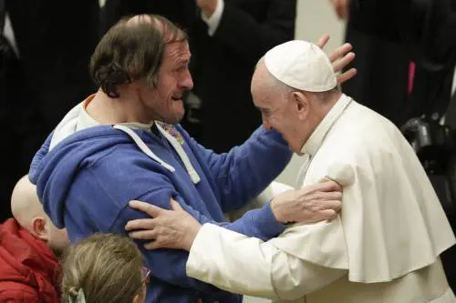Il Papa tuona nel nuovo libro: "I populisti si credono Dio"