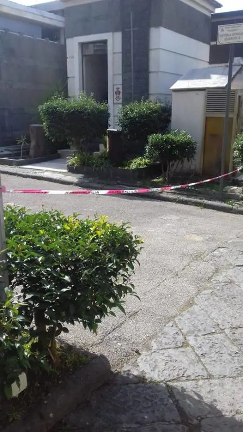 Furto al cimitero di Ercolano: rubate le porte delle cappelle gentilizie