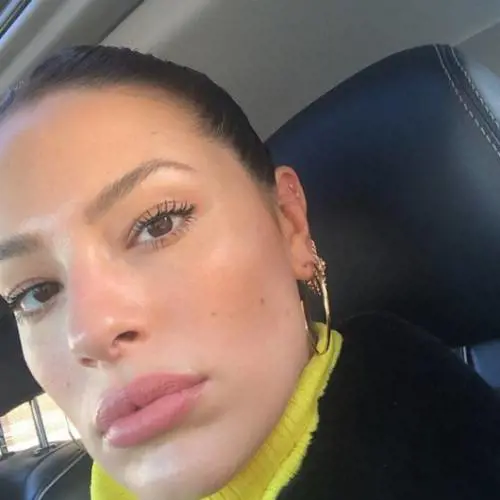 Ashley Graham cambia il pannolino al supermercato: è polemica