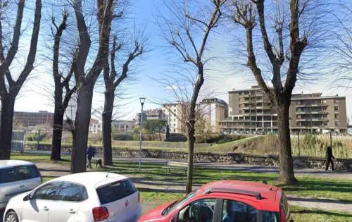 Prato, ragazzi circondati e rapinati da baby gang di stranieri