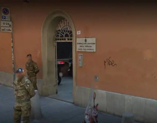 Bologna, bimba di 10 anni invia foto osè a 17enne e viene ricattata