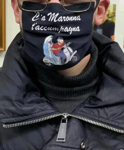 Mascherine, gadget e dolci: così l'Italia esorcizza la paura