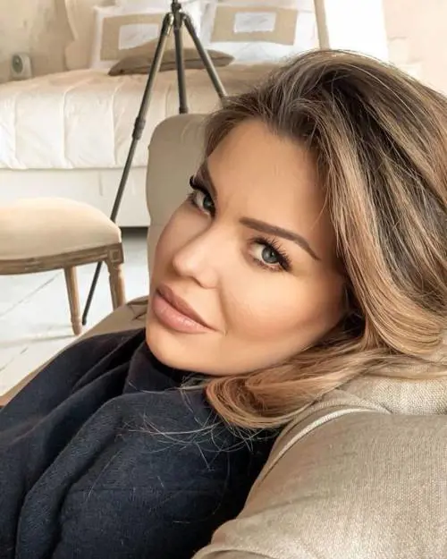 Costanza Caracciolo alle fan: "Non soffocate la femminilità"