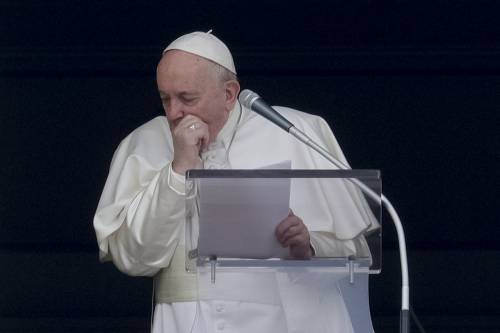 Papa Francesco sul maxischermo, è il primo Angelus in streaming