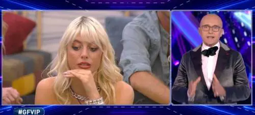 Alfonso Signorini punge Asia Valente: "Tanto divertente quanto stupida, collega il cervello"