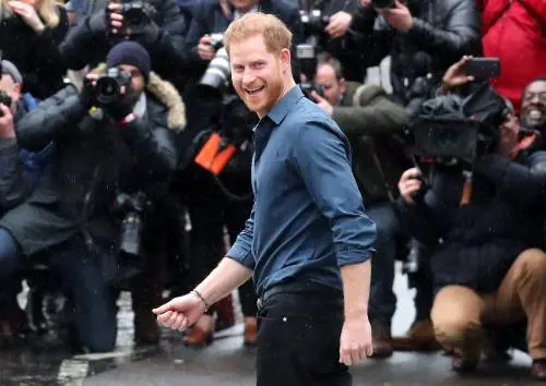 Il Principe Harry e la Regina Elisabetta II in foto