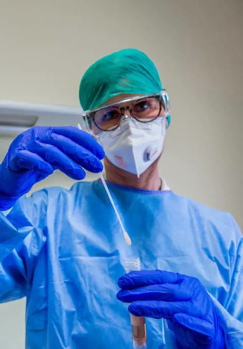 Coronavirus, medici senza mascherine: "Si gioca col fuoco"