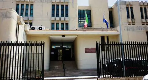 Turni da "schiavi" e soldi della paga restituiti: notaio condannato per caporalato