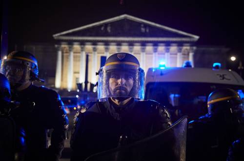 Macron non ascolta il popolo: così impone la riforma odiata