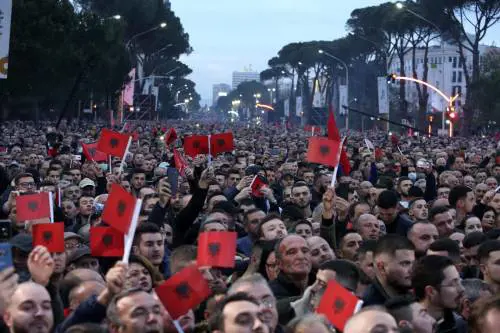 L'Ue prosegue verso il baratro e adesso vuole allargarsi a est