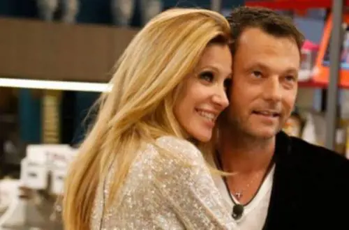 Il marito di Adriana Volpe lascia l’Italia insieme alla figlia Gisele: “Scappiamo dal coronavirus”