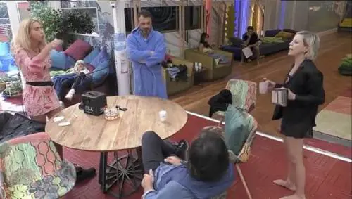 Gf Vip, ancora uno scontro tra la Elia e la Marini: "Tu sei un clown"