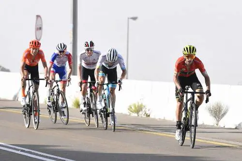 Emirati, caos senza fine: ciclisti in ostaggio