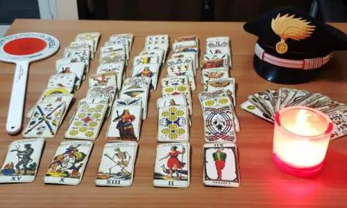"Lo dicono i tarocchi": e brucia la villa dell'ex per riconquistarlo