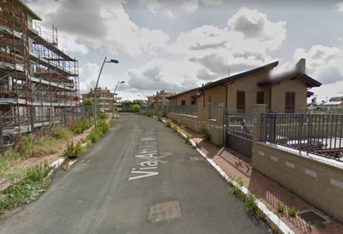 Minacciati con una pistola e rapinati del denaro al bancomat