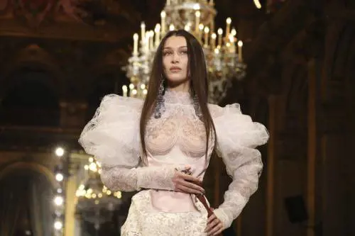  Bella Hadid senza reggiseno