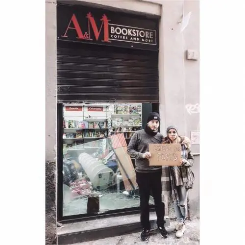 Napoli, devastata libreria del centro storico nella notte