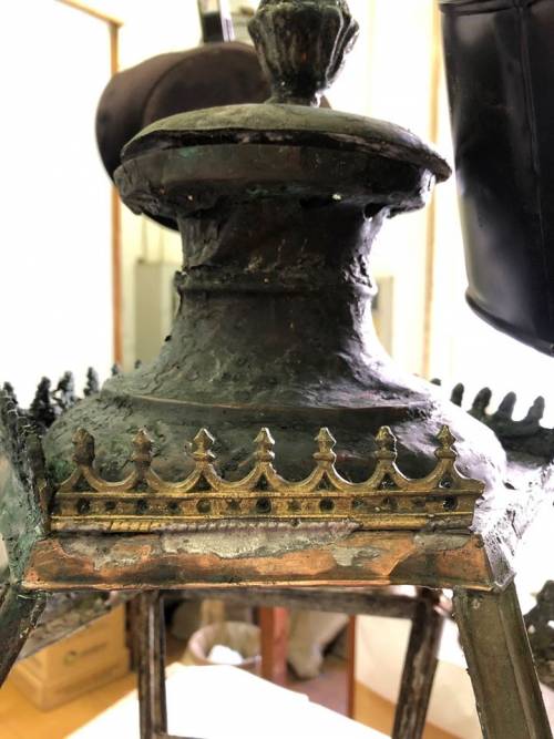Cade per usura una lanterna dell’800 della Reggia di Caserta: al via il restauro