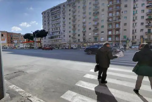 Calci e pugni alla ragazza incinta, poi prova a strangolarla: arrestato