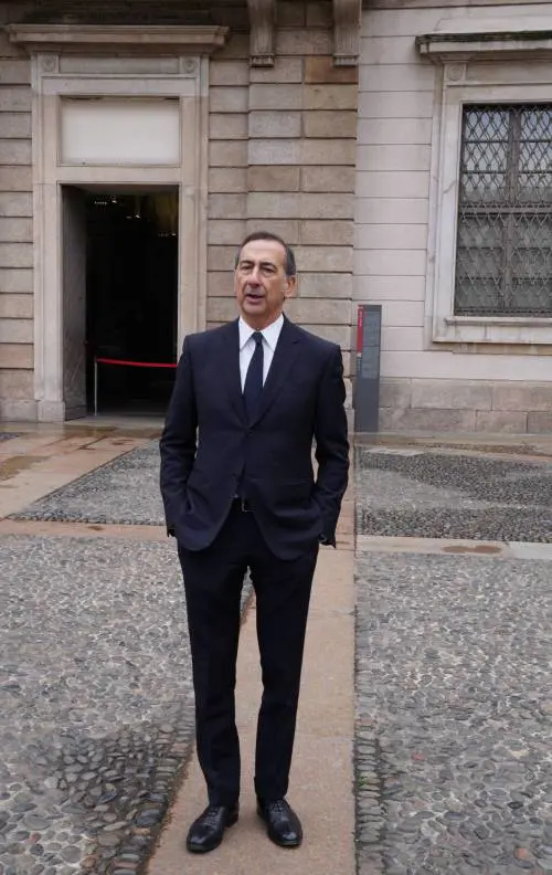 Sala si sfoga in video: "Come la fai sbagli...". Poi scorda gli inquilini Aler e Fi lo attacca