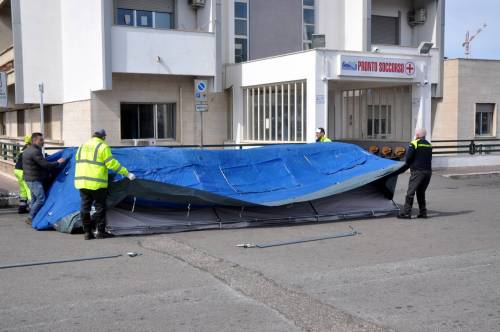 L'area pre-triage davanti all'ospedale Cervello di Palermo