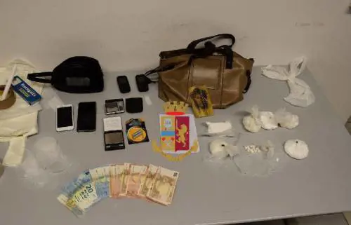 Cocaina e contanti in casa, presi madre e figlio