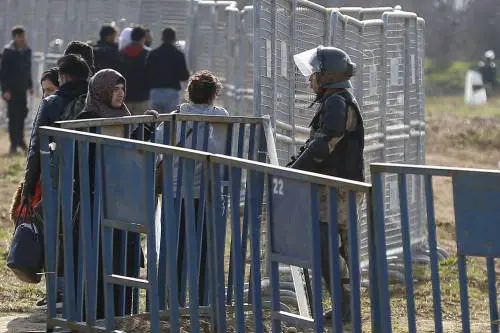 La Turchia adesso mette in campo le forze speciali per mandare i migranti in Grecia