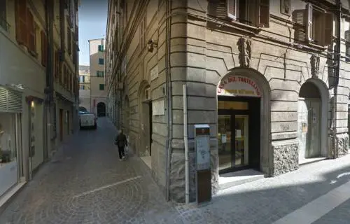 Ancona, negoziante aggredito da stranieri che bivaccano sui gradini
