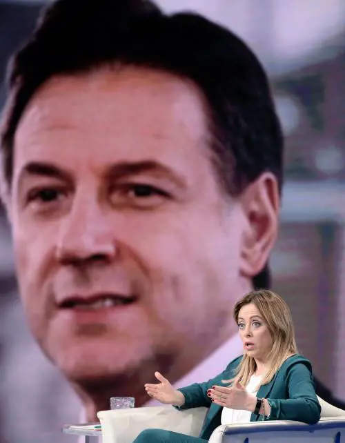 Scontro Meloni-Conte: "Atteggiamento criminale", "Uno schiaffo a tutti"