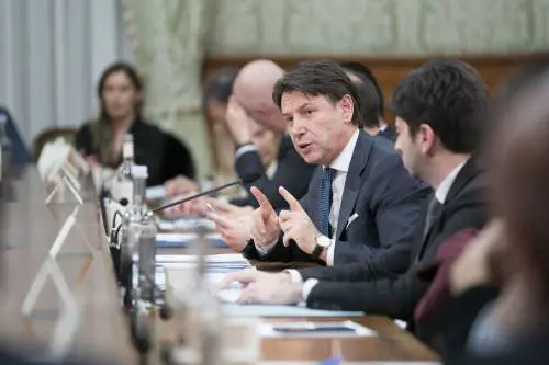 Il Viminale: in carcere chi viola le direttive Governatori del Nord divisi contro il virus