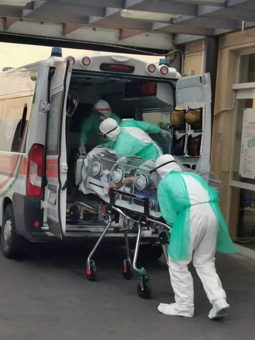 "Infettati, uno su due ha meno di 65 anni"