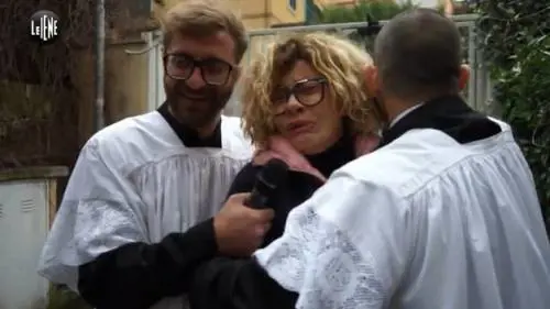 Eva Grimaldi tradita da Imma Battaglia con una suora: lo scherzo de Le Iene