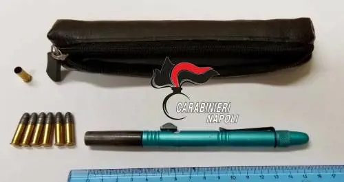 In casa gli trovano una penna-pistola, arrestato