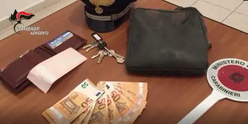 Ruba la borsa ad un'anziana e poi propone uno scambio: ladro in arresto