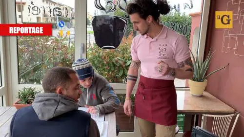 "Io non chiudo". Nella Prato deserta Andrea è il simbolo di un'Italia che non si arrende