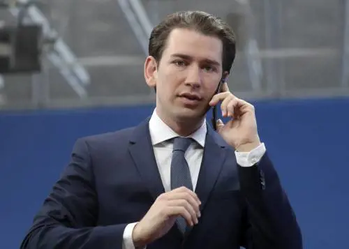 Migranti, la sfida di Kurz: "Rafforzeremo i nostri confini"