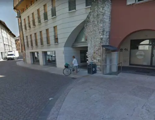 Trento, difende ragazza molestata da straniero e viene aggredito