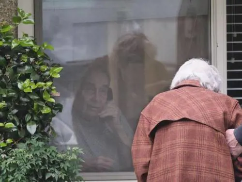 "Basta con la guerra tra generazioni, servono i ragazzi per salvare i nonni"